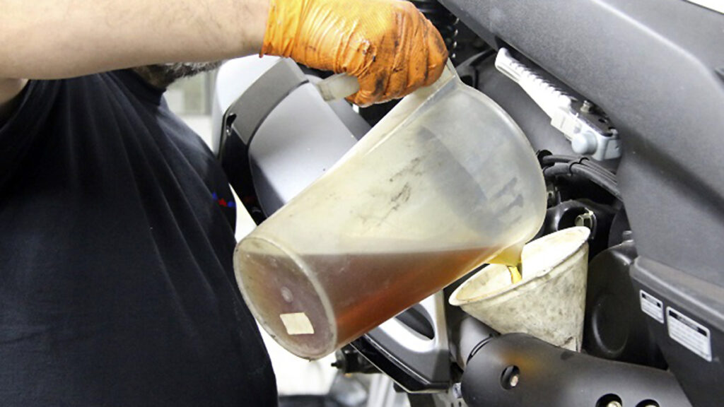 cómo comprobar nivel aceite moto