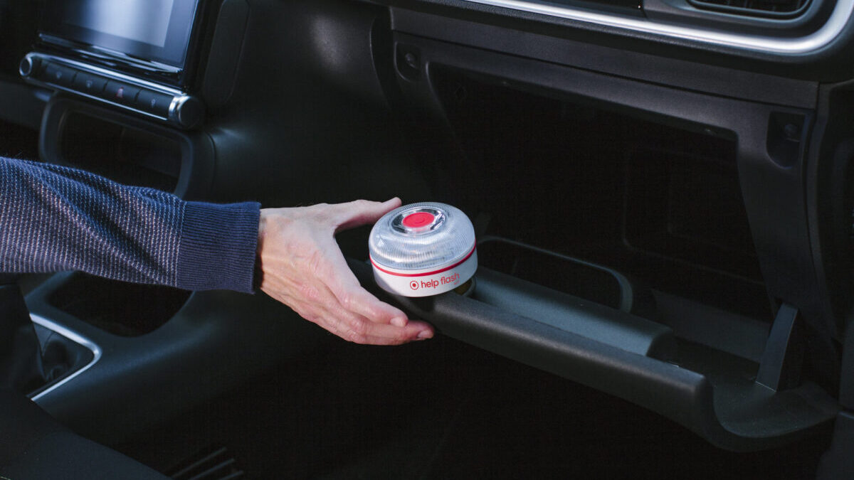 luz V16 conectada guantera e1673448821817 luz V16 conectada guantera e1673448821817