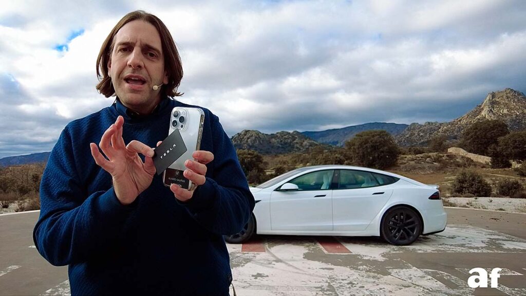 razón para comprar un tesla: abrir con el móvil
