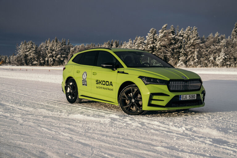 Skoda Enyaq record derrape sobre hielo 2