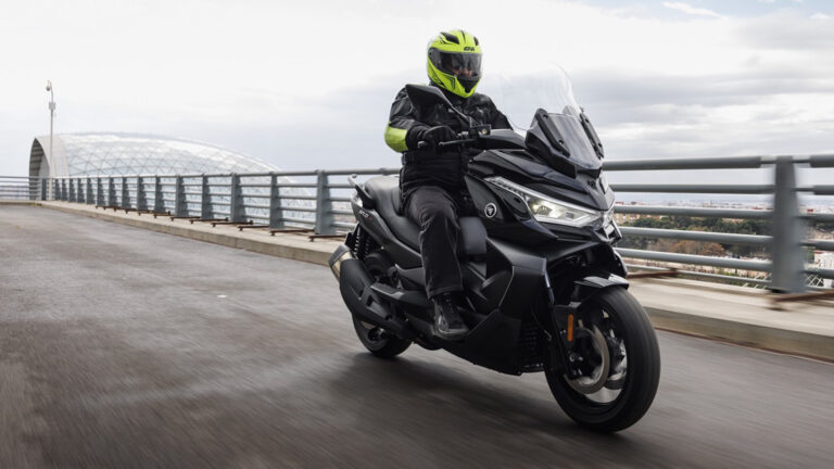 Voge SR4 Max accion en marcha abierto