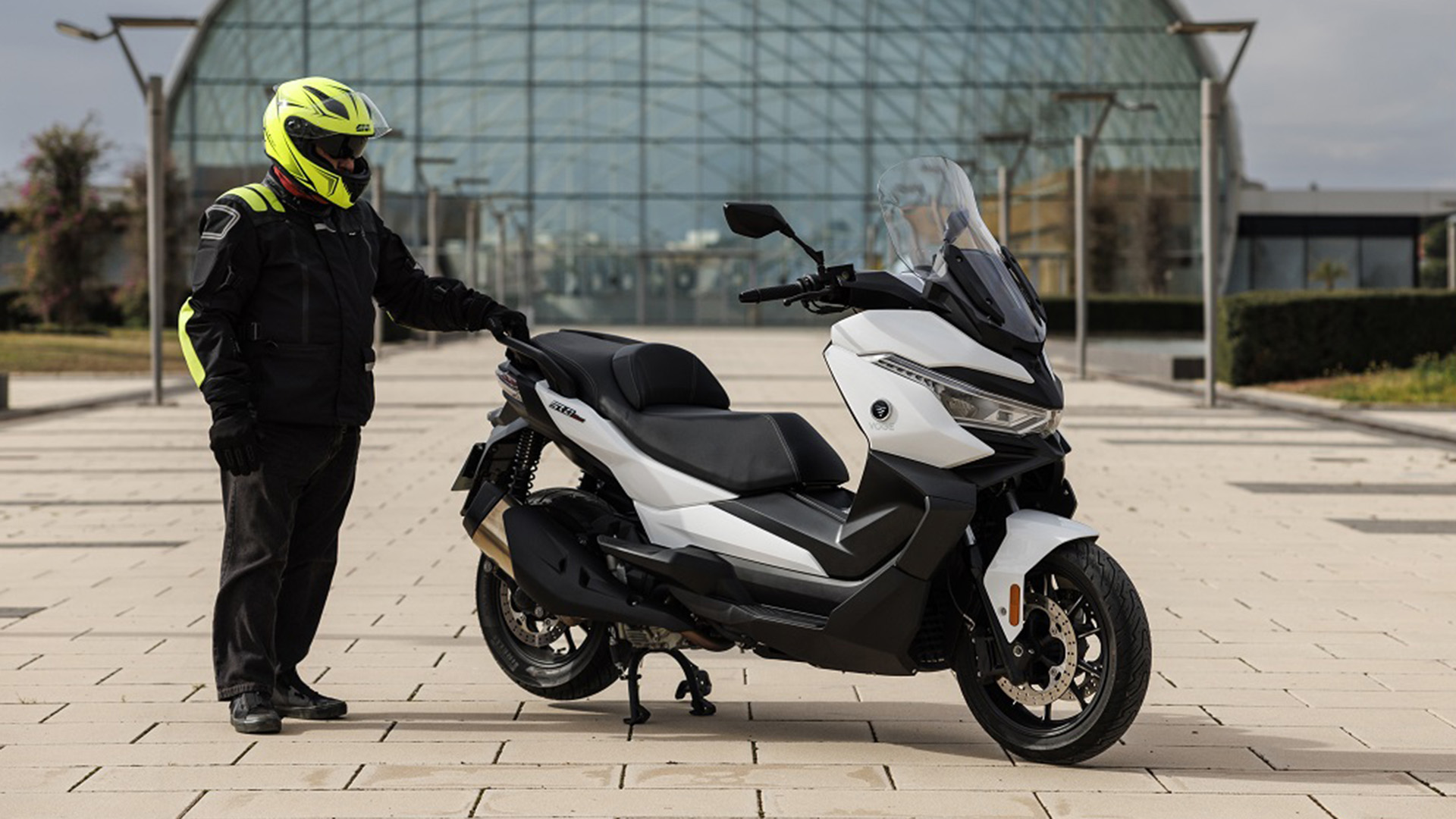 Voge SR4 Max estatica rivales