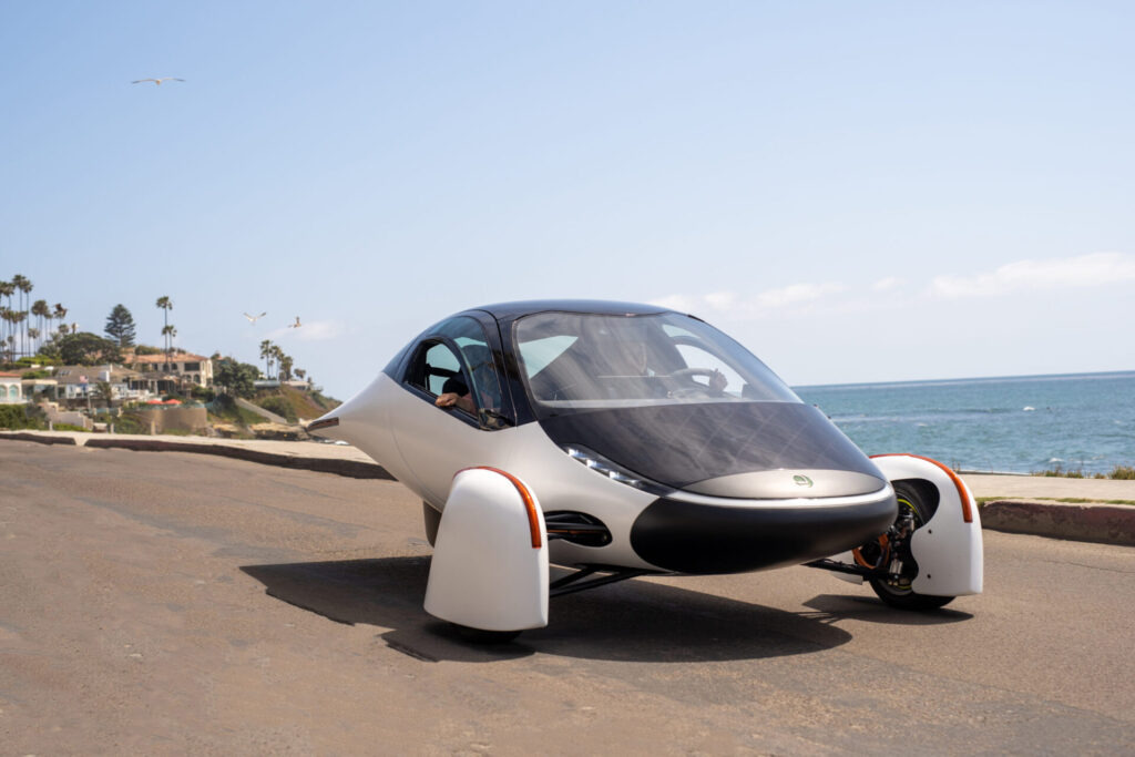 aptera coche eléctrico solar apertura