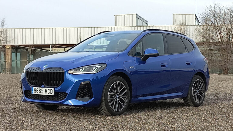 BMW 230e xDrive Active Tourer exterior 2