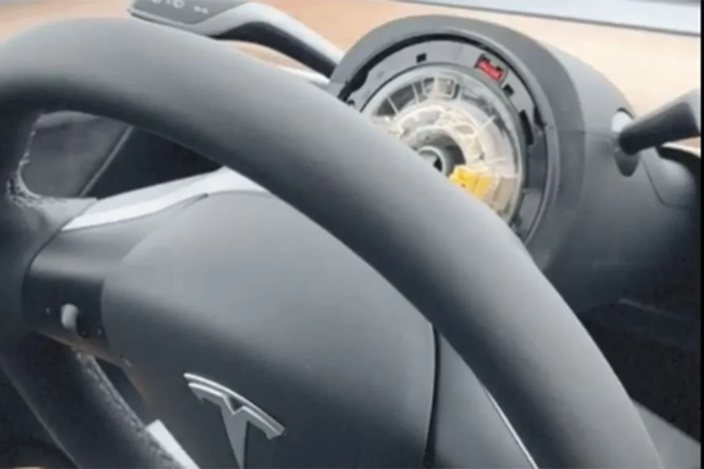 Tesla Model Y volante 3