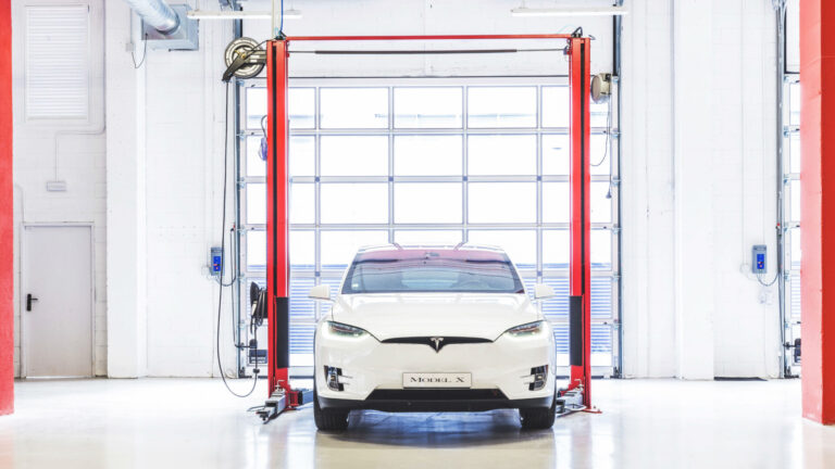 TeslaServiceCenterHospitalet e1679315423193