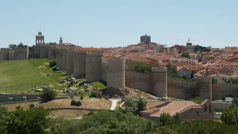 La Zona de Bajas Emisiones (ZBE) de Ávila: calles afectadas, coches con restricciones, horarios, multas