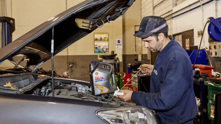 mecanicos taller coche 1 aceite e1678794530598