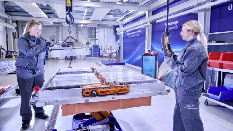 Clepa industria europa coches electricos volkswagen pasaporte de baterias