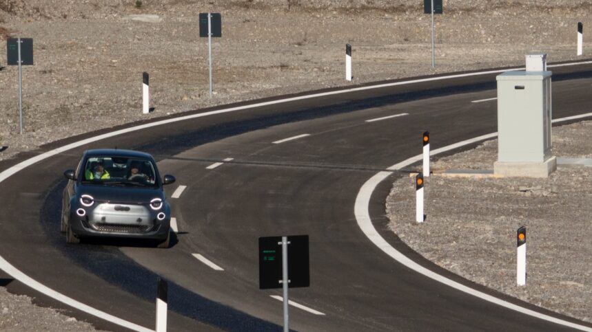 Fiat 500e carreteras de recarga electrica por inducción 2023