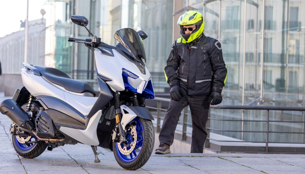Zontes_M125_estatica_urbana_scooter_piloto