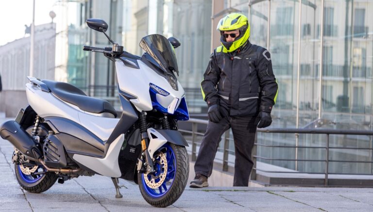 Zontes M125 estatica urbana scooter piloto