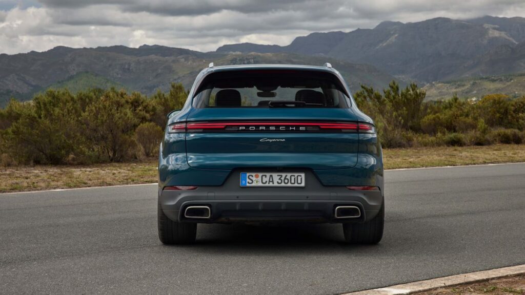 porsche-cayenne-2024-trasera