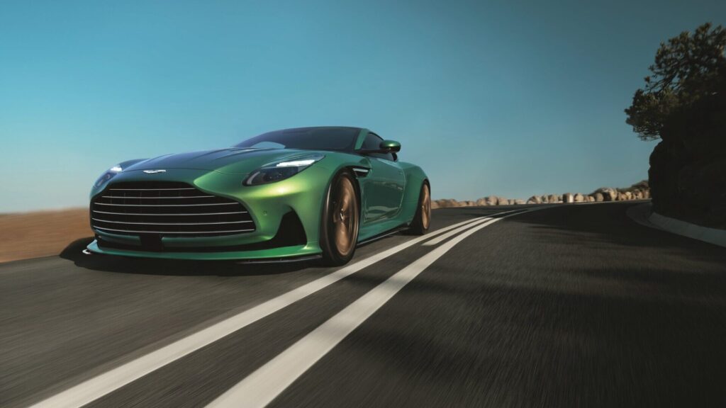 Aston Martin DB12 apertura