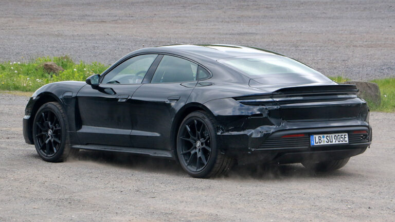 Porsche Taycan Rear spoiler 18 Apertura