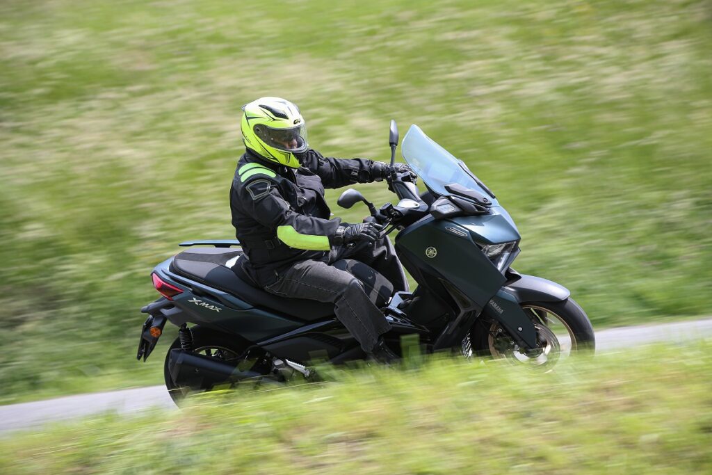 YAMAHA_XMAX_300_Tech_Max_2023_accion_-3