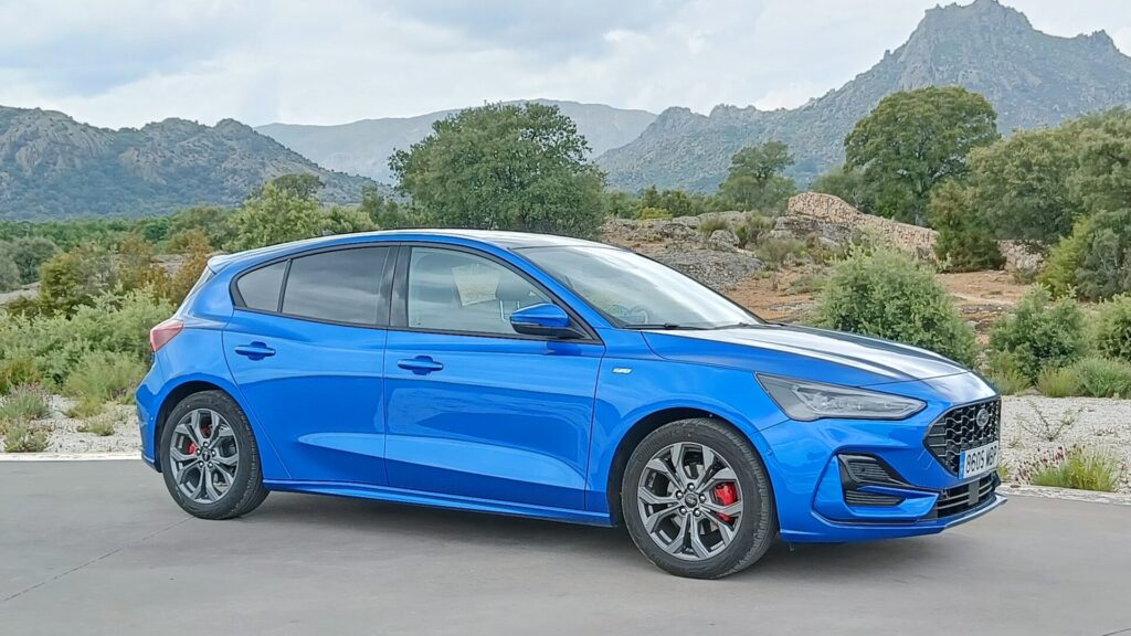 Ford Focus 1.0 mHEV ST Line 2023 tres cuartos delantero