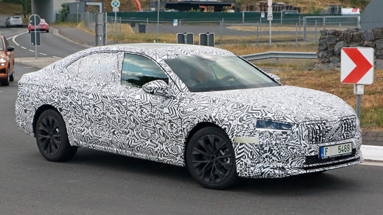 Skoda Superb sedan 19 Apertura