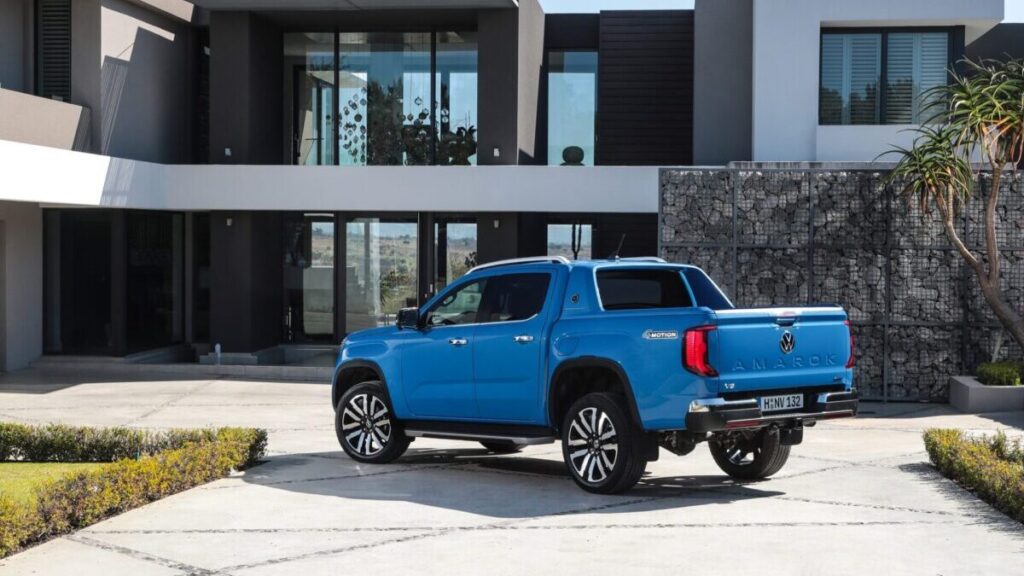Volkswagen Amarok 2023 azul tras