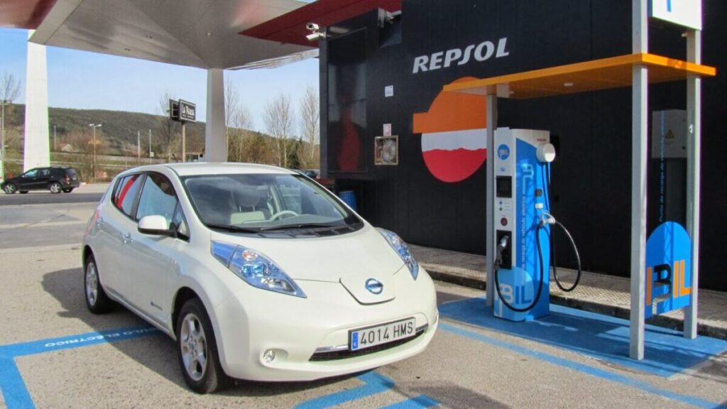 18puntoderecargadevehiculoelectricoengasolinerafuenteibil-e1689586989424