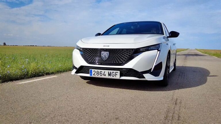 Peugeot-308-Plug-in-Hybrid-225_022