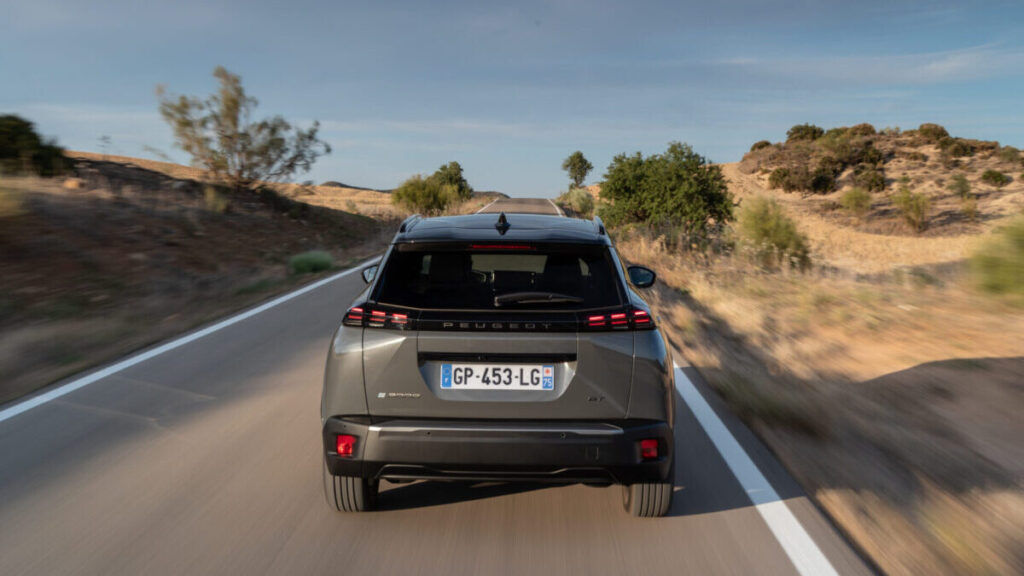 Peugeot e-2008 2023 marcha trasera 3