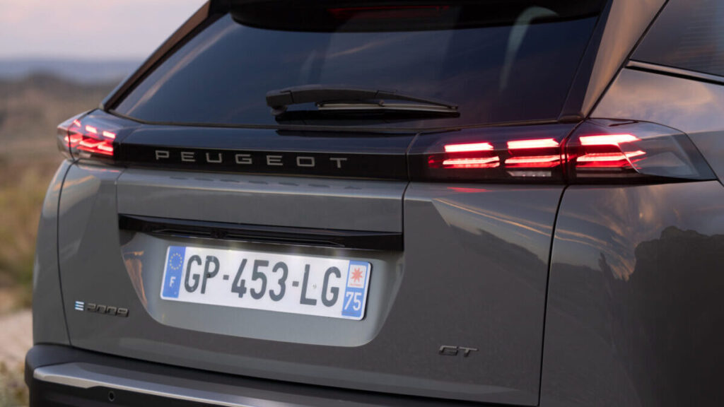 Peugeot e-2008 2023 detalle trasera