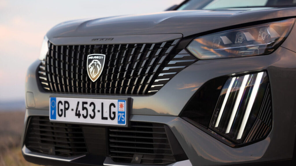 Peugeot e-2008 2023 detalle frontal