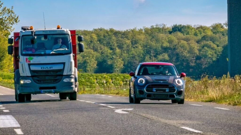 infraccion-adelantamiento-carreteras-convencionales
