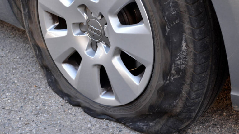 ¿Qué hacer en caso de que te reviente un neumático de tu coche a alta velocidad?