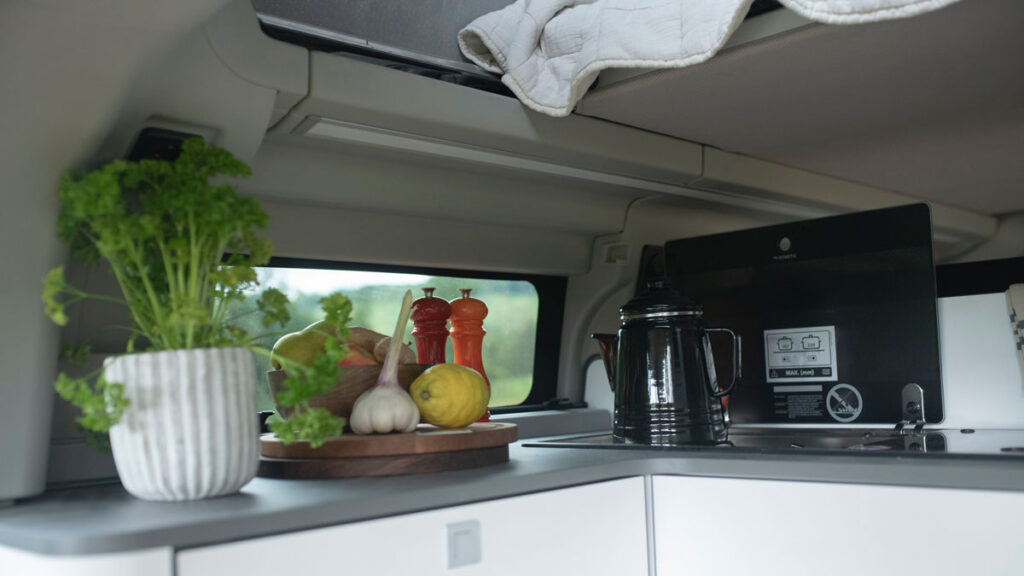 Ford Nugget 2024 cocina en L