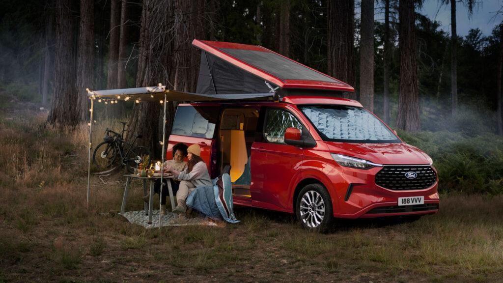 Ford Nugget 2024 disfrutando exterior