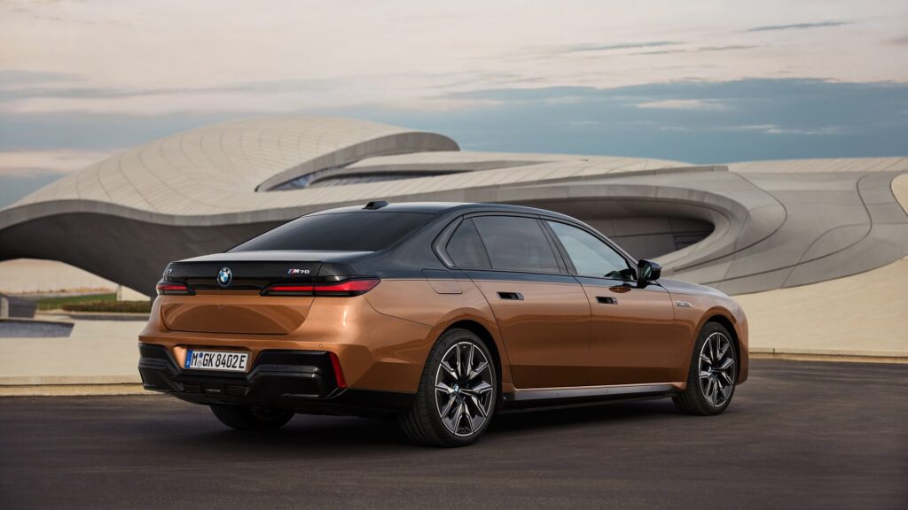BMW i7 M70