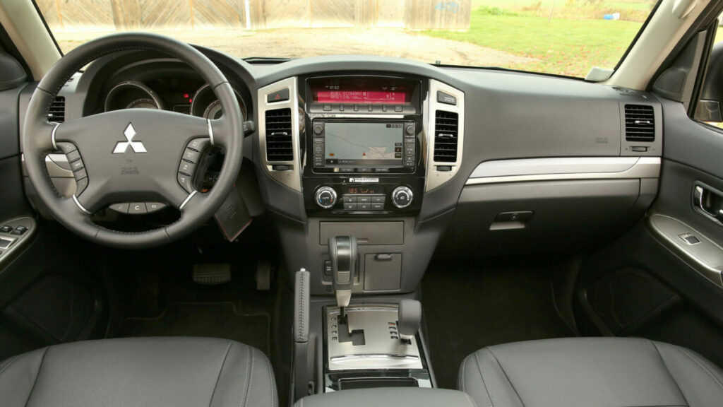 mitsubishi montero 2015 interior