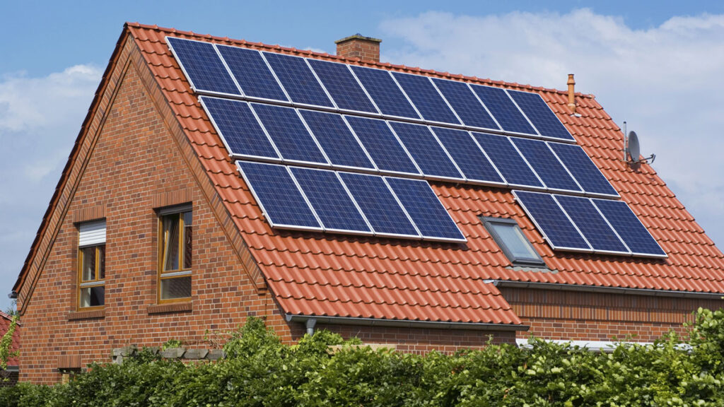 casa con suministro solar con paneles