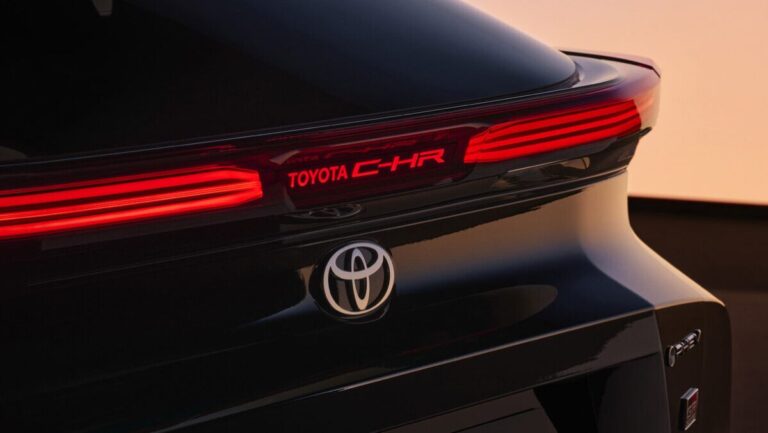 toyota c hr 2024 luces traseras
