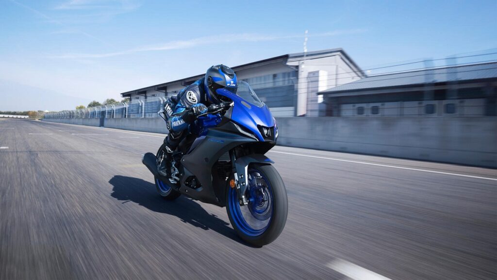 yamaha_r125_2023_accion_barrido