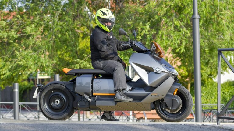 BMW CE 04 2023 estatica piloto