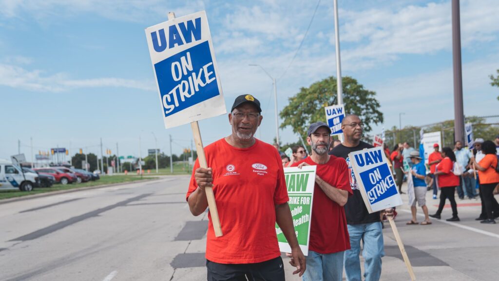 Trabajadores UAW en huelga. Apertura