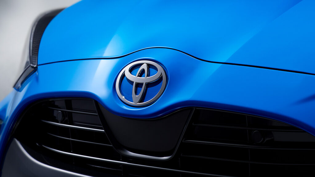 toyota yariselectrichybrid2024-08