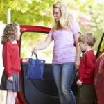 Coches en doble fila frente a colegios: la costumbre que puede salir muy cara