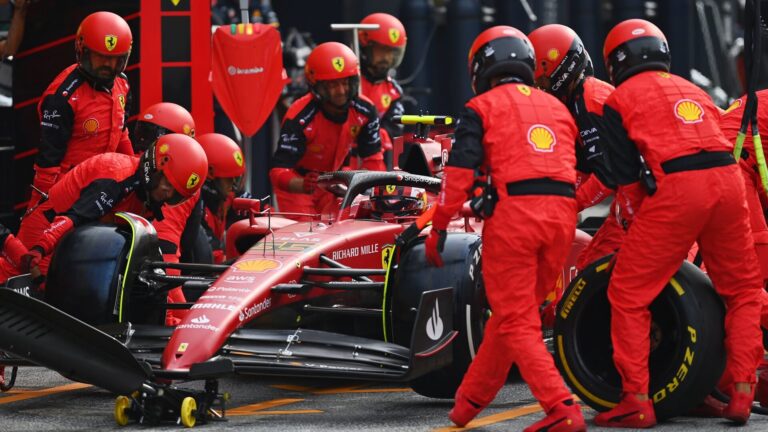 F1 pit stop Ferrari Sainz e1696793931399