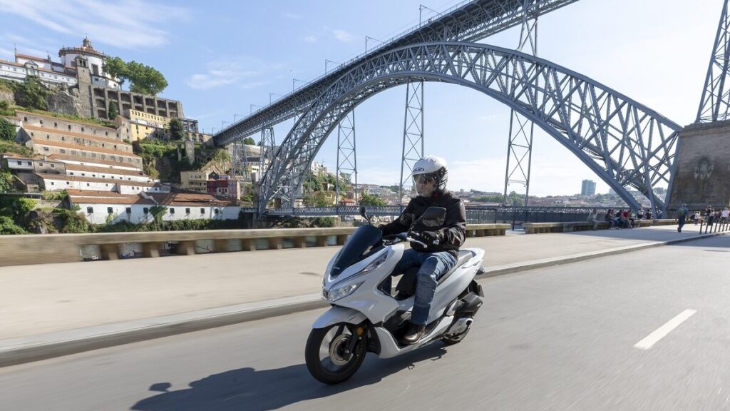 Honda_PCX_125-edited