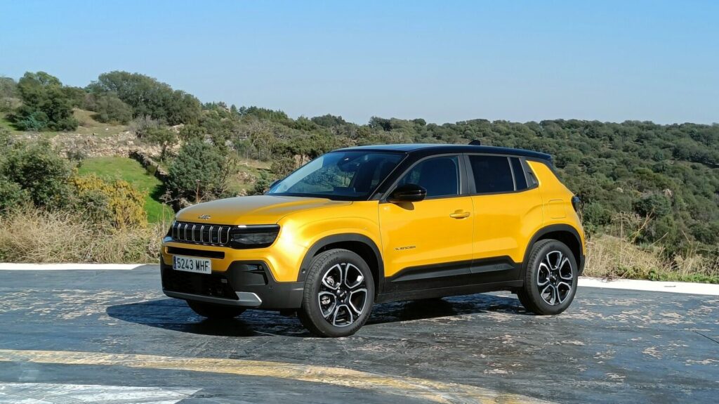 Jeep Avenger tres cuartos del
