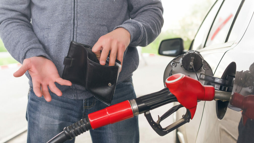 Precio de la gasolina cartera vacia istockphoto alta
