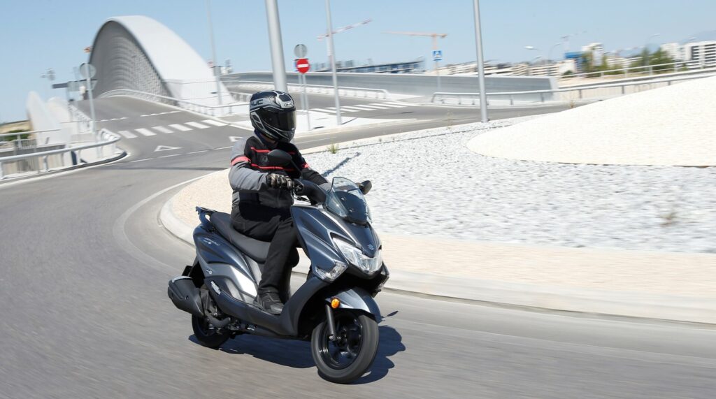 Suzuki_Burgman_Street_125_EX_2023_accion_-7