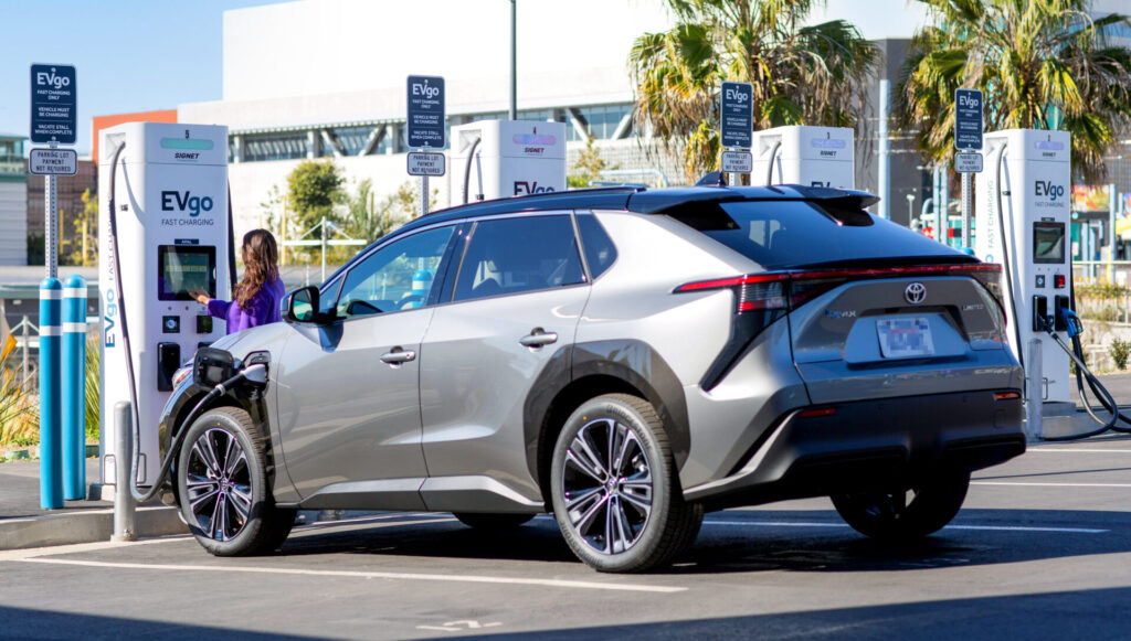 Toyota bZ4x cargador Tesla