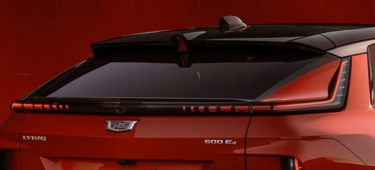 cadillac lyric exterior logo trasera