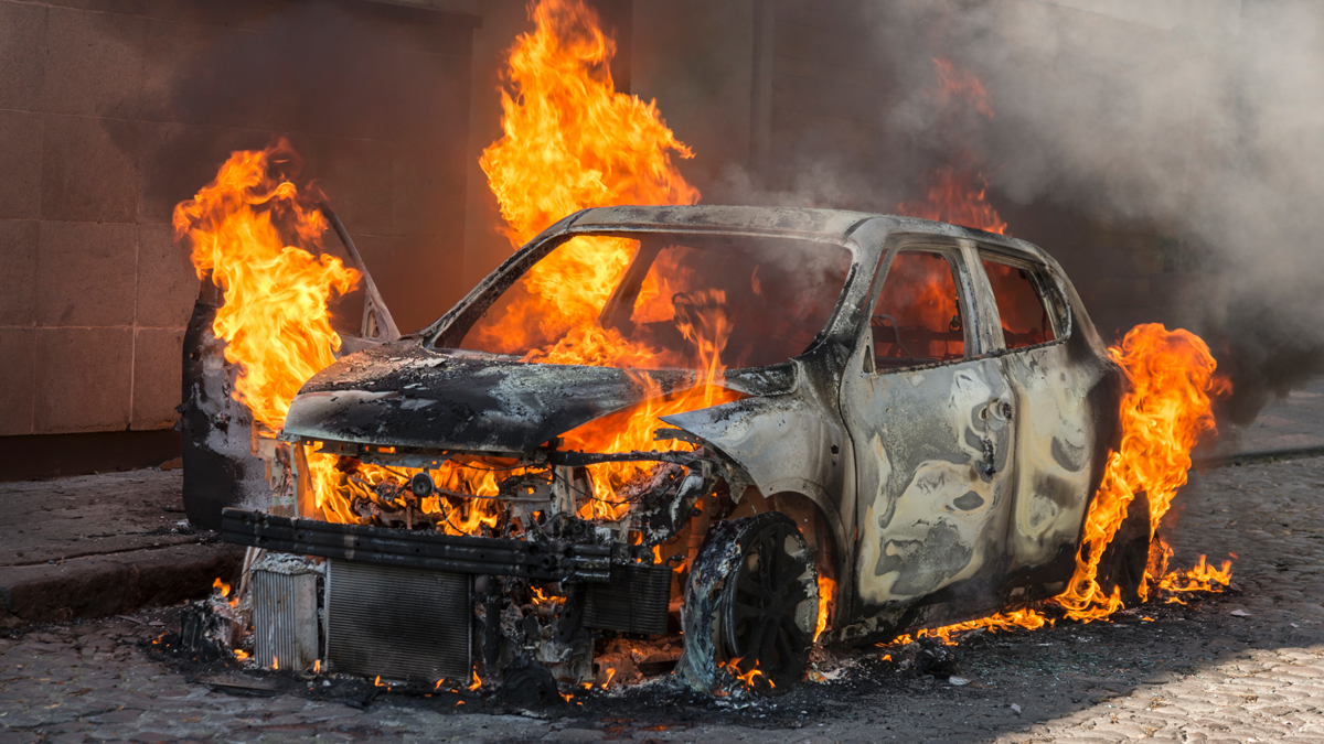 coche ardiendo calle siniestro iStock 485253779
