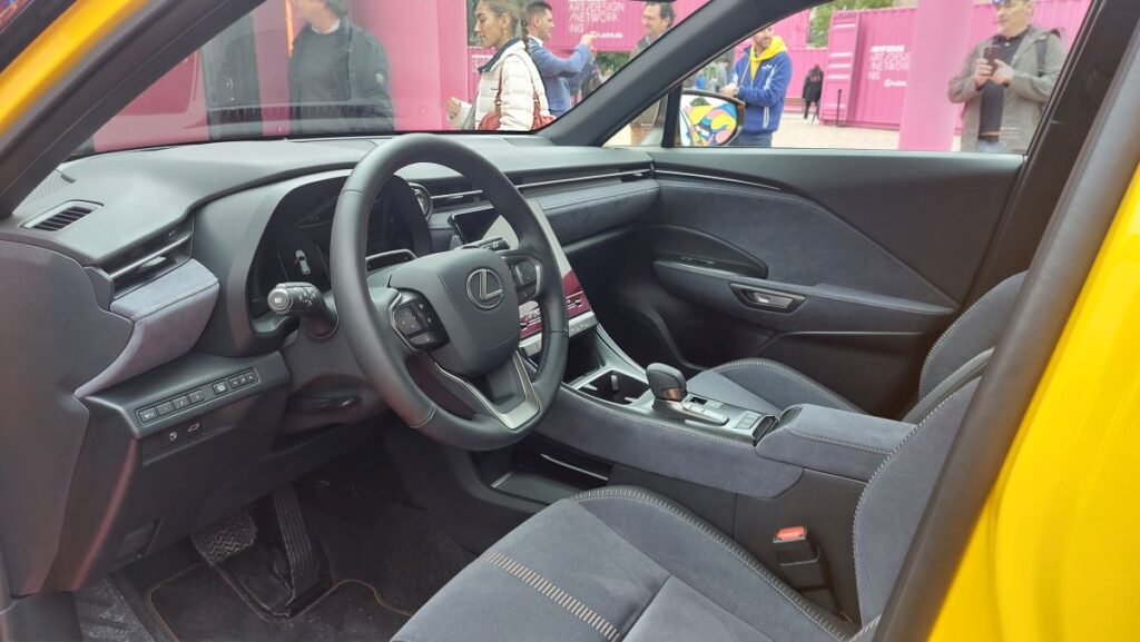 exposicion-arte-lexus-lbx-madrid-interior